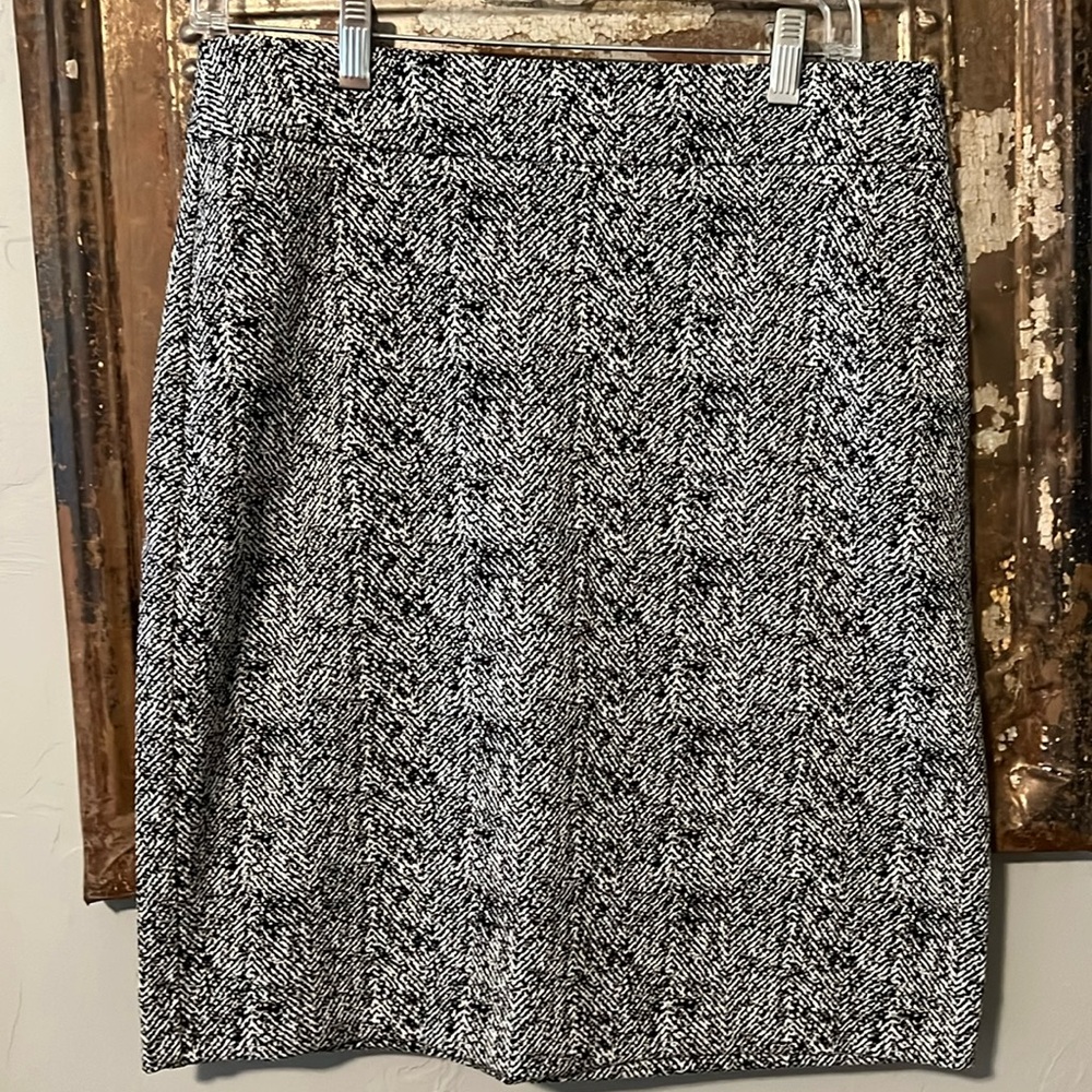 High quality black & white herringbone knee length skirt.